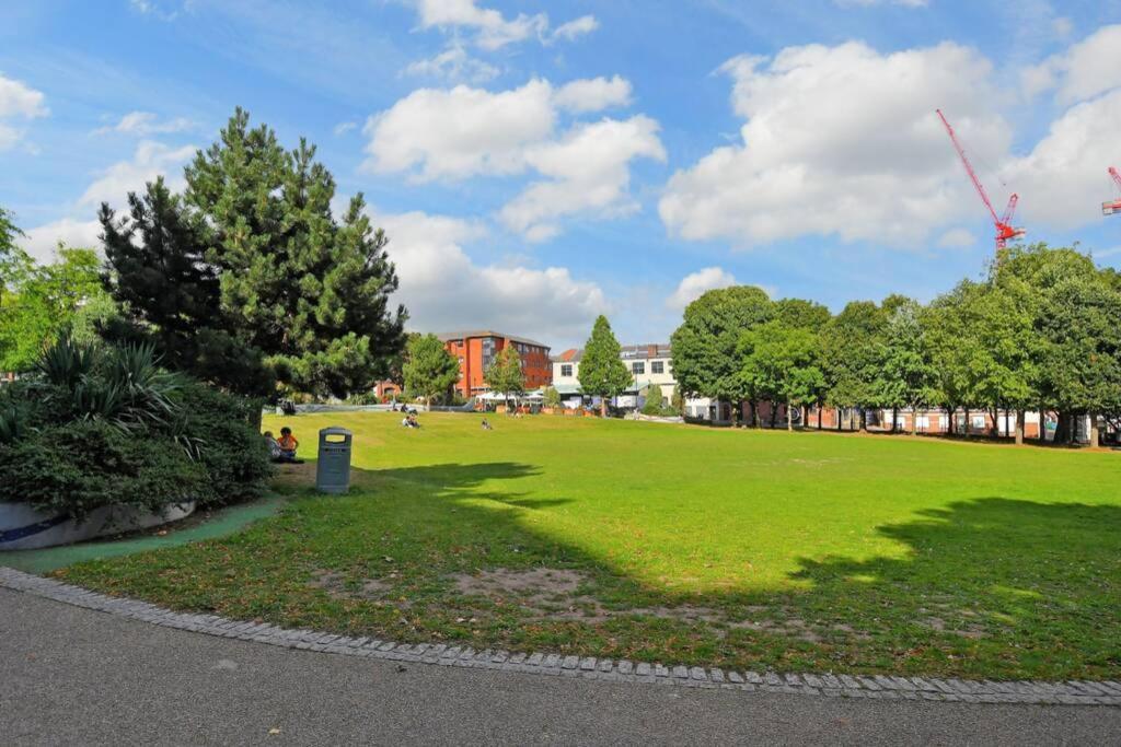 Modern, City Centre, Studio Apartment With Free Wifi, Gym Access, Netflix - West One Sheffield Bagian luar foto