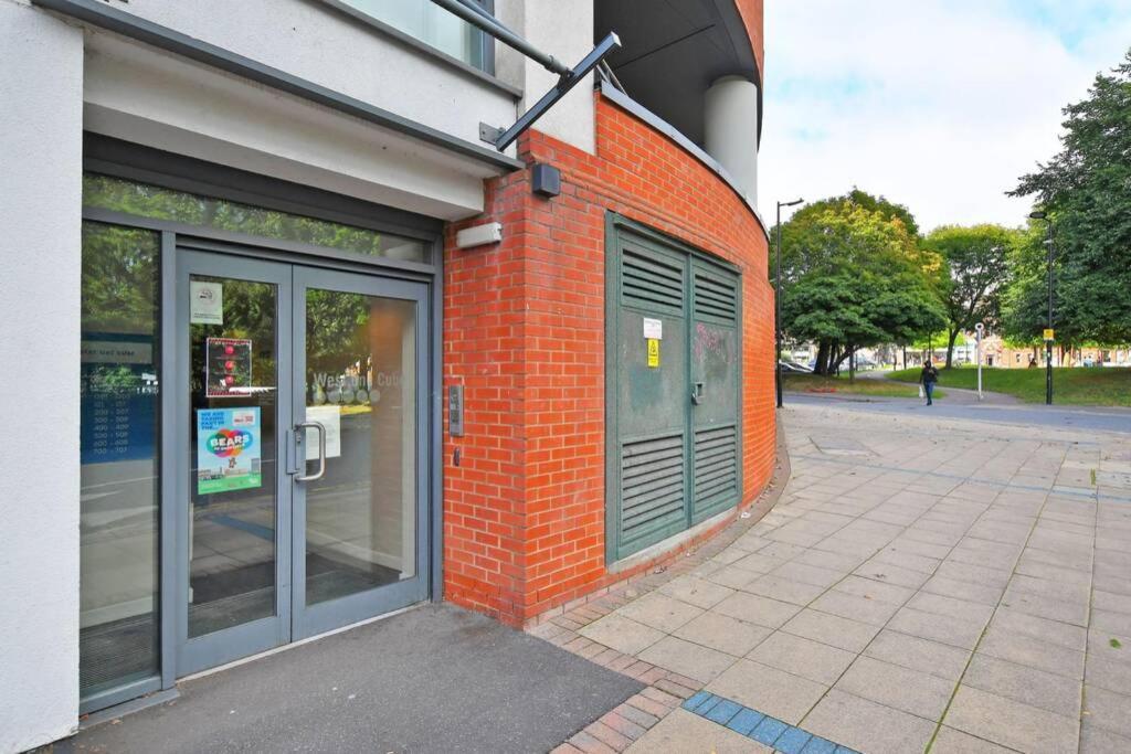 Modern, City Centre, Studio Apartment With Free Wifi, Gym Access, Netflix - West One Sheffield Bagian luar foto
